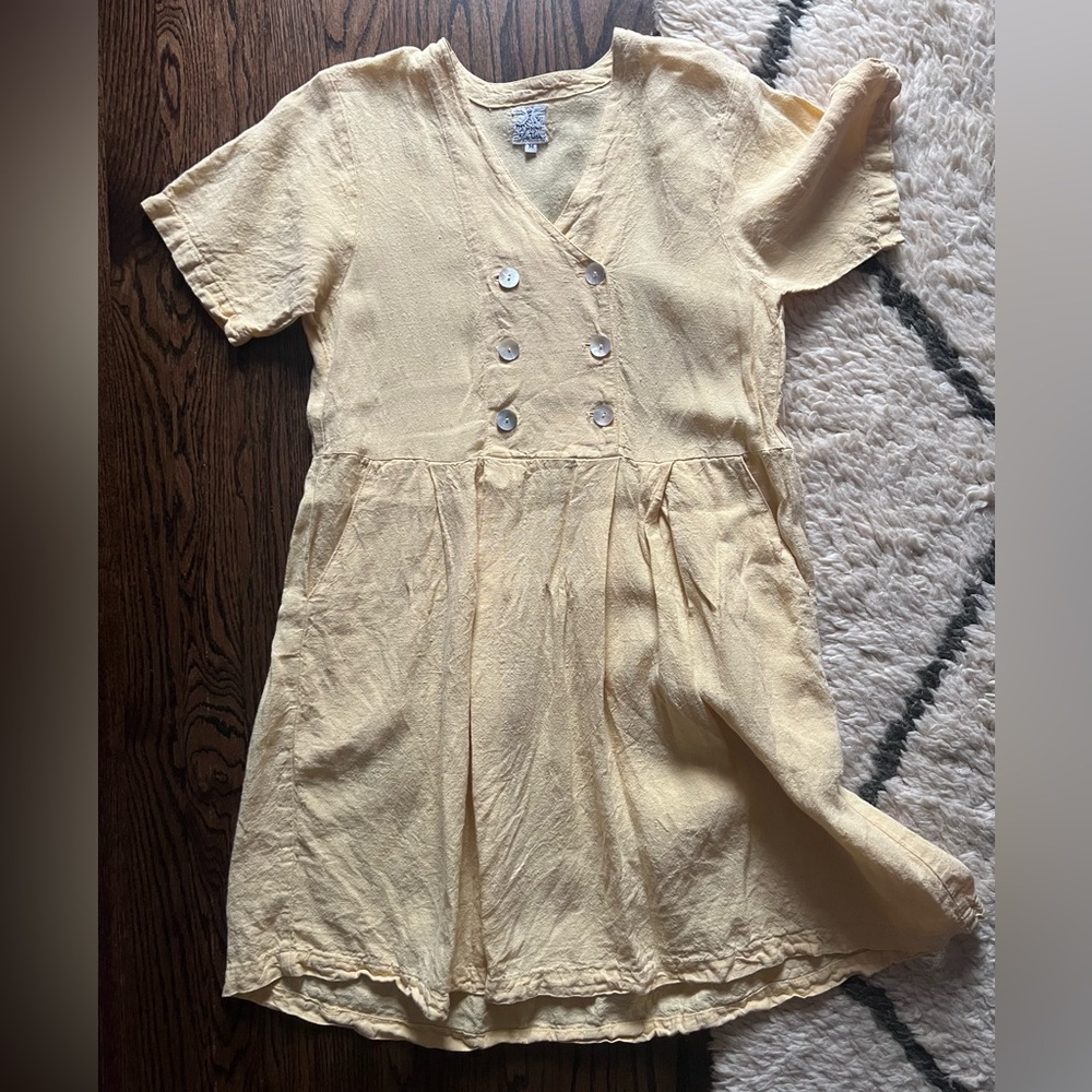 Buttery yellow “Via Uai by pollero” linen dress with pearly buttons true size M